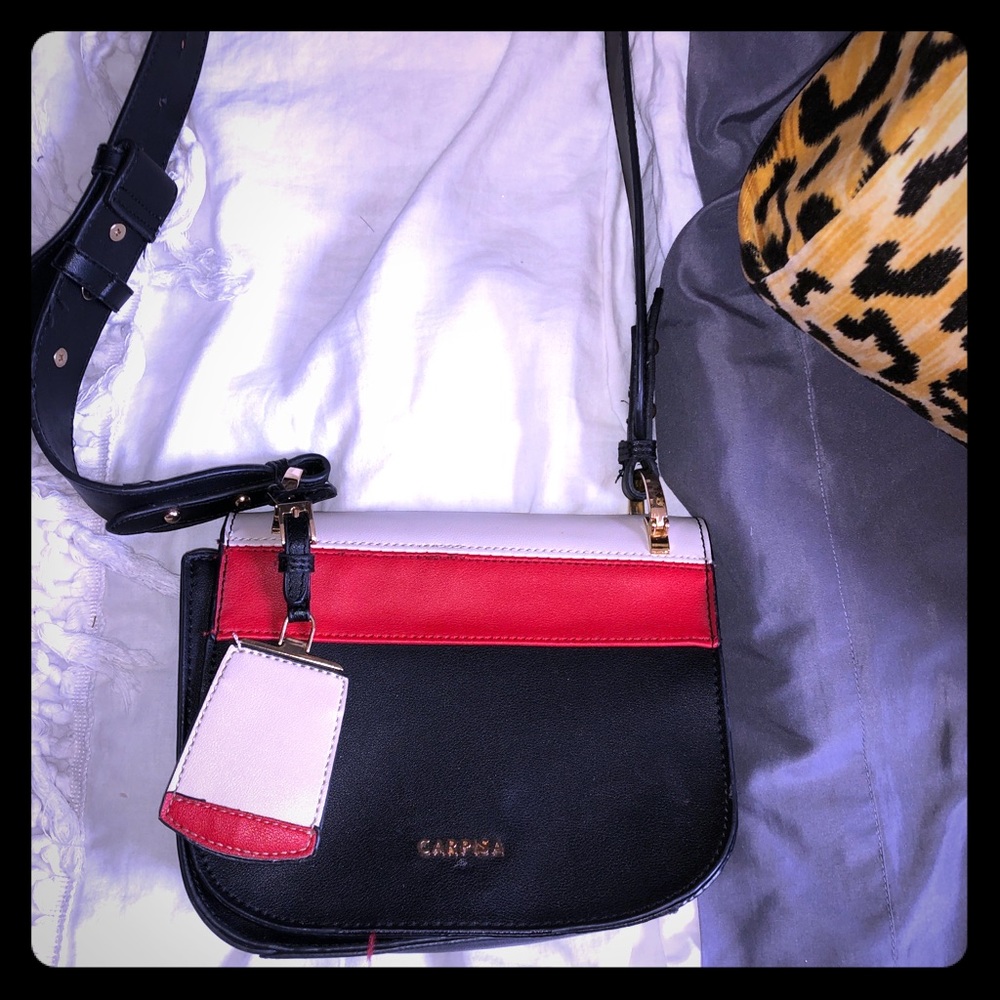 Chunky strap black and red faux leather purse!